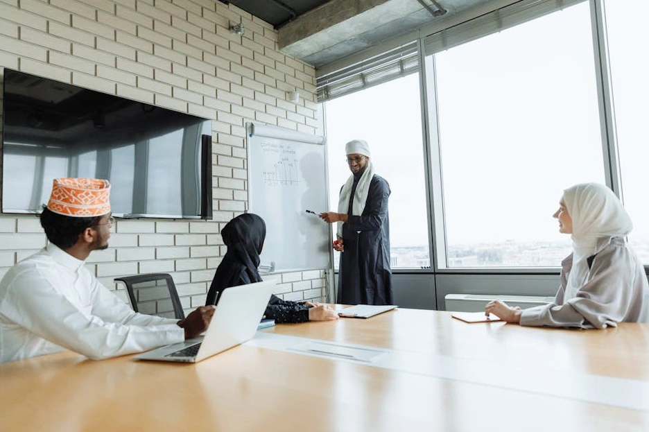 Team di avvocati diversi che collaborano in una moderna sala riunioni